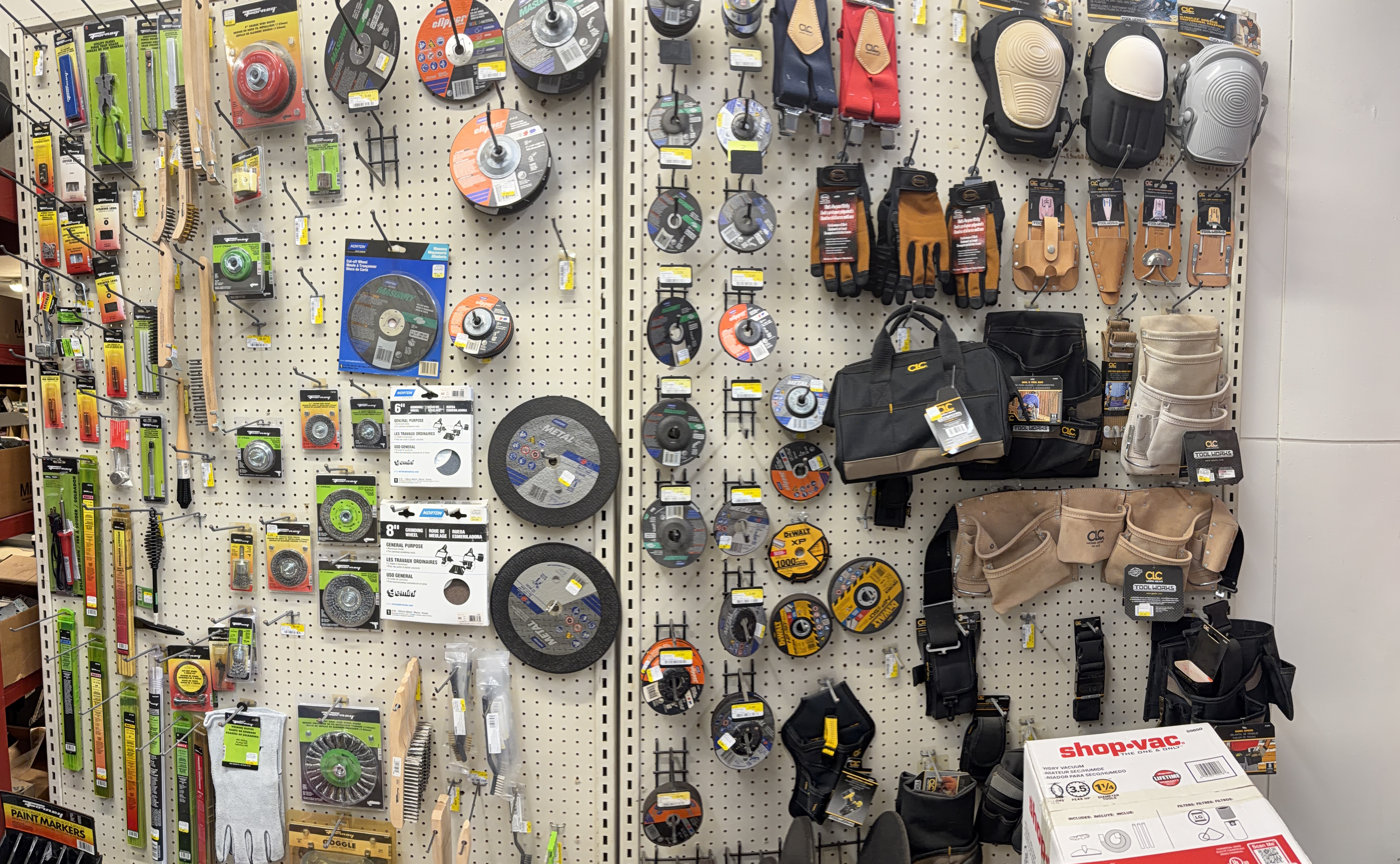 Blades and cutting accessories aisle